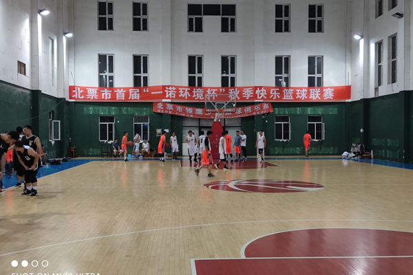 “一諾環(huán)境杯”秋季快樂籃球聯(lián)賽火熱激戰(zhàn)中 “一諾環(huán)境杯”秋季快樂籃球聯(lián)賽火熱激戰(zhàn)中